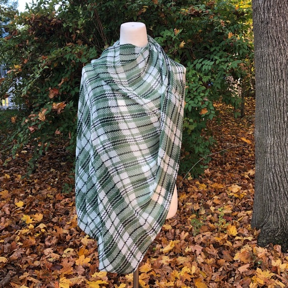 ‼️WEEKEND SALE‼️ Sir Alistair Rai☀️Green plaid infinity scarf - Picture 2 of 8